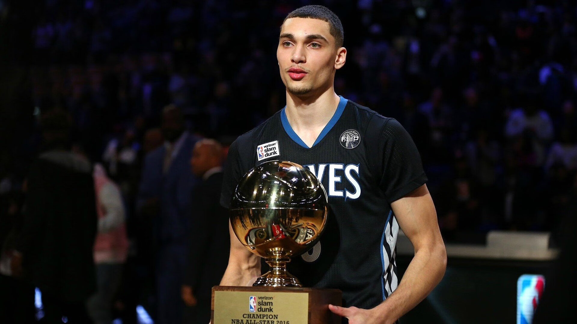 国内外足球明星公益巡展持续进行，推广体育精神，国内外的足球明星有哪些